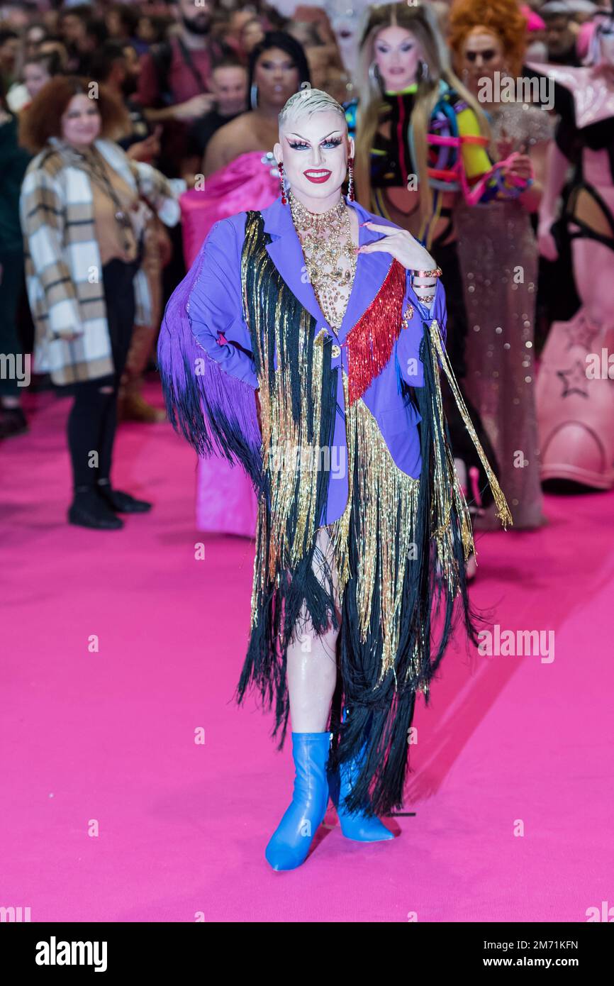 London, Großbritannien. 06. Januar 2023. LONDON, VEREINIGTES KÖNIGREICH - 06. JANUAR 2023 06: Eine Drag Queen besucht den Queen's Walk während der Eröffnung der RuPaul's DragCon UK 2023, präsentiert von World of Wonder auf der Excel London vom 6-8. Januar 2023 in London, Vereinigtes Königreich. (Foto: Wiktor Szymanowicz/NurPhoto) Kredit: NurPhoto SRL/Alamy Live News Stockfoto