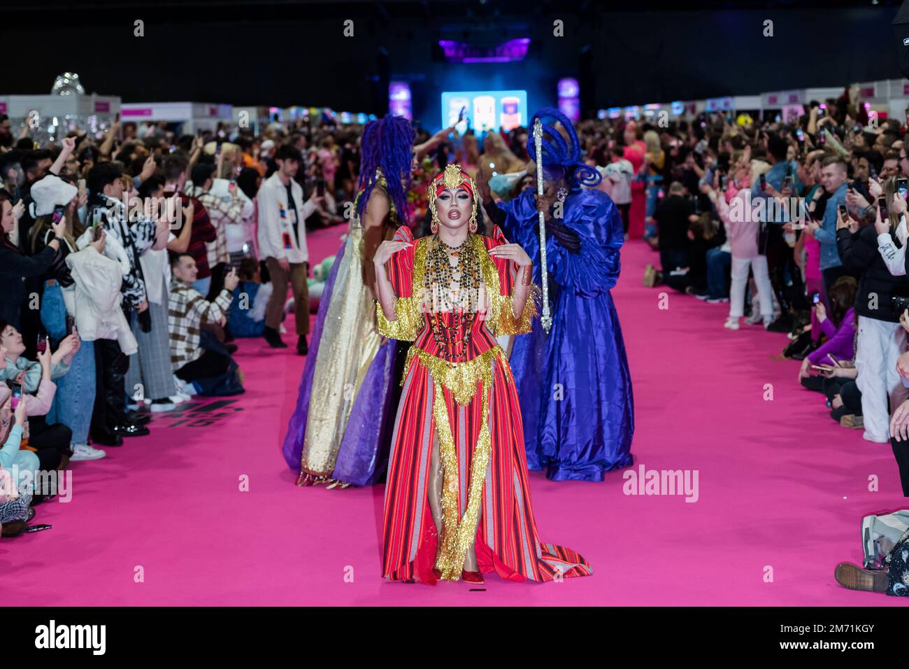 London, Großbritannien. 06. Januar 2023. LONDON, VEREINIGTES KÖNIGREICH - 06. JANUAR 2023 06: Eine Drag Queen besucht den Queen's Walk während der Eröffnung der RuPaul's DragCon UK 2023, präsentiert von World of Wonder auf der Excel London vom 6-8. Januar 2023 in London, Vereinigtes Königreich. (Foto: Wiktor Szymanowicz/NurPhoto) Kredit: NurPhoto SRL/Alamy Live News Stockfoto