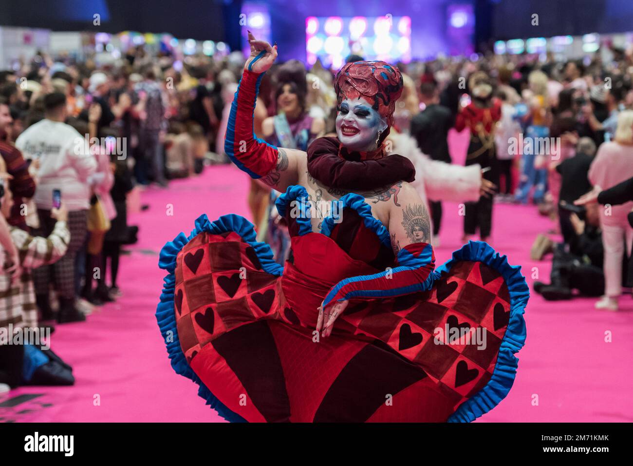 London, Großbritannien. 06. Januar 2023. LONDON, VEREINIGTES KÖNIGREICH - 06. JANUAR 2023 06: Eine Drag Queen besucht den Queen's Walk während der Eröffnung der RuPaul's DragCon UK 2023, präsentiert von World of Wonder auf der Excel London vom 6-8. Januar 2023 in London, Vereinigtes Königreich. (Foto: Wiktor Szymanowicz/NurPhoto) Kredit: NurPhoto SRL/Alamy Live News Stockfoto