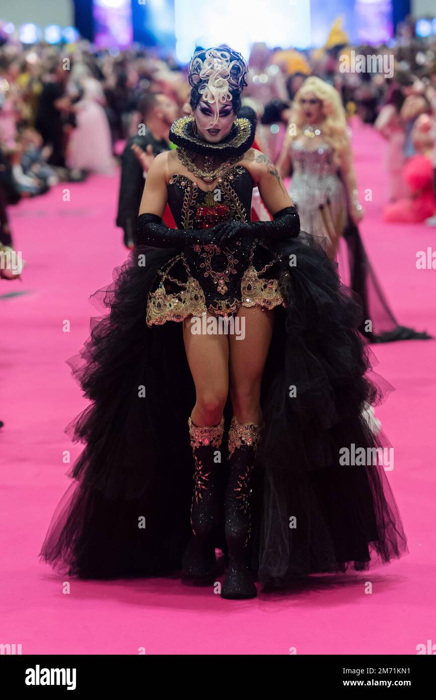 London, Großbritannien. 06. Januar 2023. LONDON, VEREINIGTES KÖNIGREICH - 06. JANUAR 2023 06: Eine Drag Queen besucht den Queen's Walk während der Eröffnung der RuPaul's DragCon UK 2023, präsentiert von World of Wonder auf der Excel London vom 6-8. Januar 2023 in London, Vereinigtes Königreich. (Foto: Wiktor Szymanowicz/NurPhoto) Kredit: NurPhoto SRL/Alamy Live News Stockfoto