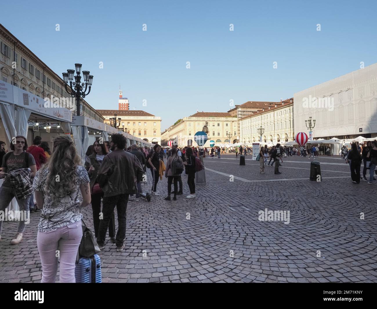TURIN, ITALIEN - CA. OKTOBER 2022: Menschen auf der CIOCCOLATO Schokoladenmesse Stockfoto