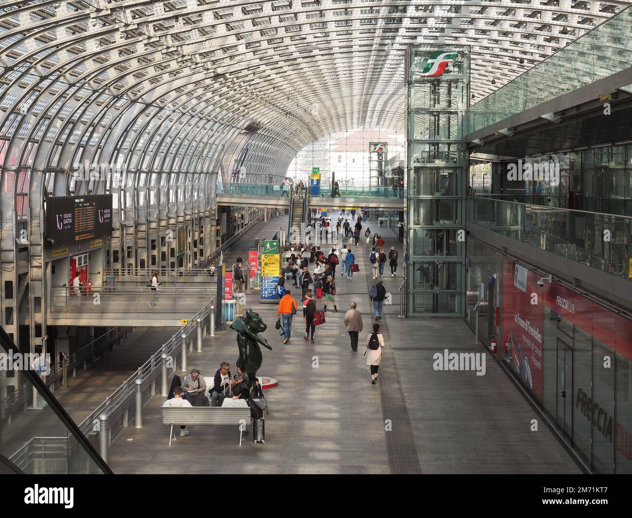 TURIN, ITALIEN - CA. 2022. OKTOBER: Bahnhof Torino Porta Susa Stockfoto