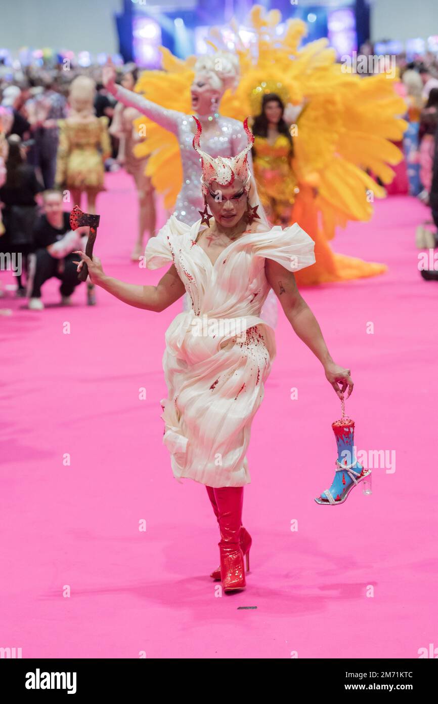 London, Großbritannien. 06. Januar 2023. LONDON, VEREINIGTES KÖNIGREICH - 06. JANUAR 2023 06: Eine Drag Queen besucht den Queen's Walk während der Eröffnung der RuPaul's DragCon UK 2023, präsentiert von World of Wonder auf der Excel London vom 6-8. Januar 2023 in London, Vereinigtes Königreich. (Foto: Wiktor Szymanowicz/NurPhoto) Kredit: NurPhoto SRL/Alamy Live News Stockfoto