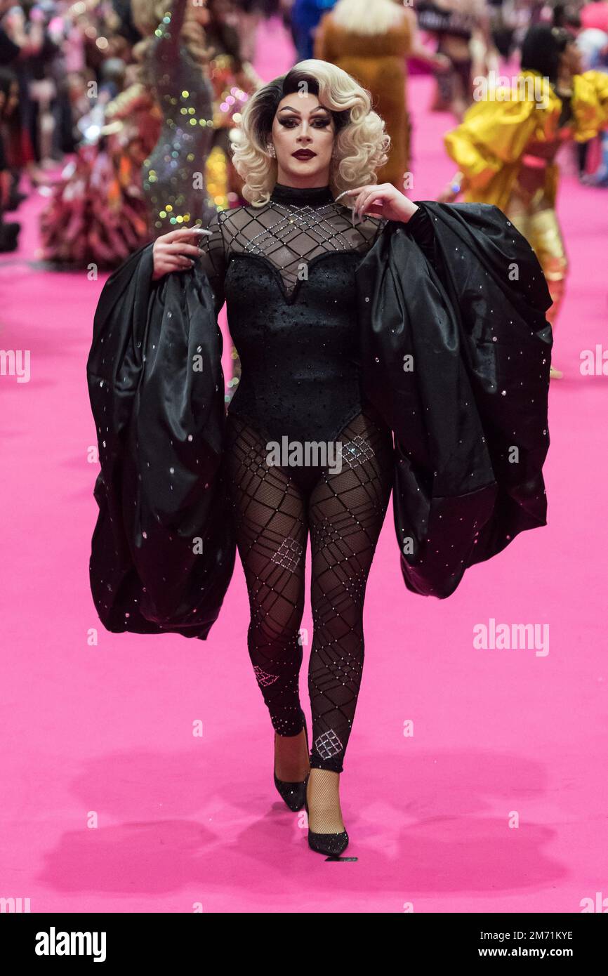 London, Großbritannien. 06. Januar 2023. LONDON, VEREINIGTES KÖNIGREICH - 06. JANUAR 2023 06: Eine Drag Queen besucht den Queen's Walk während der Eröffnung der RuPaul's DragCon UK 2023, präsentiert von World of Wonder auf der Excel London vom 6-8. Januar 2023 in London, Vereinigtes Königreich. (Foto: Wiktor Szymanowicz/NurPhoto) Kredit: NurPhoto SRL/Alamy Live News Stockfoto