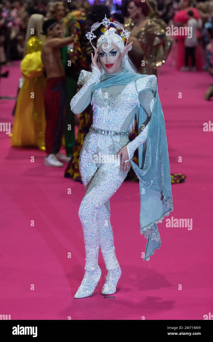 London, Großbritannien. 06. Januar 2023. LONDON, VEREINIGTES KÖNIGREICH - 06. JANUAR 2023: Drag Queen Venus Everest nimmt an der Queen's Walk Teil, während der Eröffnung der RuPaul's DragCon UK 2023, präsentiert von World of Wonder auf der Excel London vom 6-8. Januar 2023 in London, Großbritannien, am 06. Januar. (Foto: Wiktor Szymanowicz/NurPhoto) Kredit: NurPhoto SRL/Alamy Live News Stockfoto