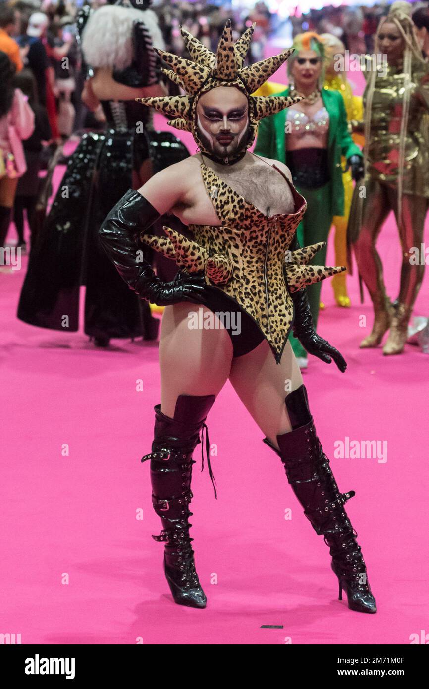 London, Großbritannien. 06. Januar 2023. LONDON, VEREINIGTES KÖNIGREICH - 06. JANUAR 2023 06: Eine Drag Queen besucht den Queen's Walk während der Eröffnung der RuPaul's DragCon UK 2023, präsentiert von World of Wonder auf der Excel London vom 6-8. Januar 2023 in London, Vereinigtes Königreich. (Foto: Wiktor Szymanowicz/NurPhoto) Kredit: NurPhoto SRL/Alamy Live News Stockfoto