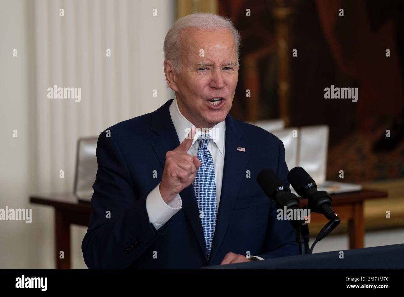 US-Präsident Joe Biden feiert den zweijährigen Jahrestag des Aufstands vom 6. Januar im Weißen Haus in Washington, DC, am Freitag, den 6. Januar 2023. Biden verlieh die Präsidentenmedaille an Capitol Police Officer Eugene Goodman, ehemaliger Washington, DC Police Officer Michael Fanone, Capitol Police Officer Caroline Edwards, Capitol Police Officer Brian Sicknick (posthum), Wahlhelfer Shaye Moss und ihre Mutter Ruby Freeman, Arizona House Speaker Rusty Bowers, Al Schmidt, Ehemaliger Republikaner Philadelphia City Commissioner, Michigan Außenminister Jocelyn Benson, Capit Stockfoto
