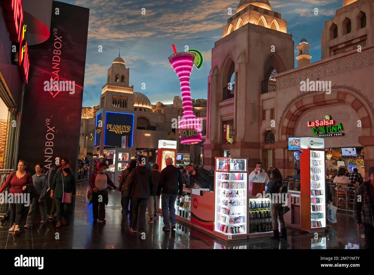 Überdachtes Einkaufszentrum mit nachgeahmten Fassaden aus dem Nahen Osten und unechtem Himmel auf dem Strip in Las Vegas, NV. Stockfoto