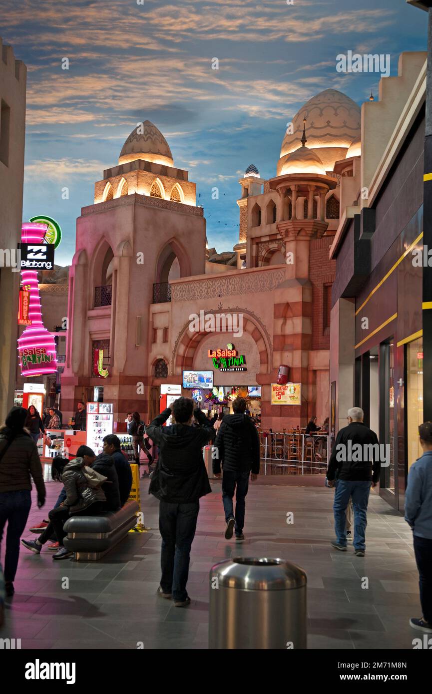 Überdachtes Einkaufszentrum mit nachgeahmten Fassaden aus dem Nahen Osten und unechtem Himmel auf dem Strip in Las Vegas, NV. Stockfoto