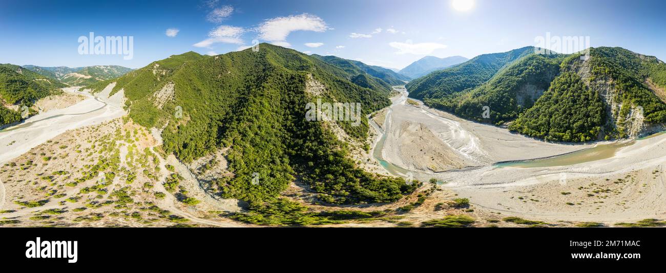 Luftaufnahme des Flusses Osum in Albanien in der Nähe des Dorfes Rog im Sommer 2022 Stockfoto