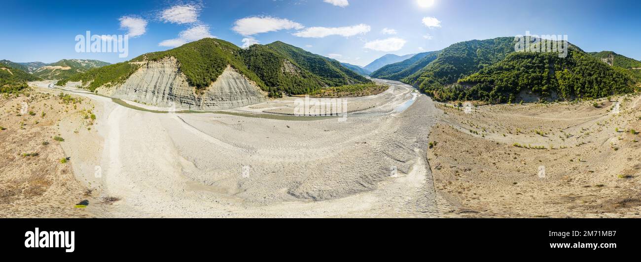 Luftaufnahme des Flusses Osum in Albanien in der Nähe des Dorfes Rog im Sommer 2022 Stockfoto