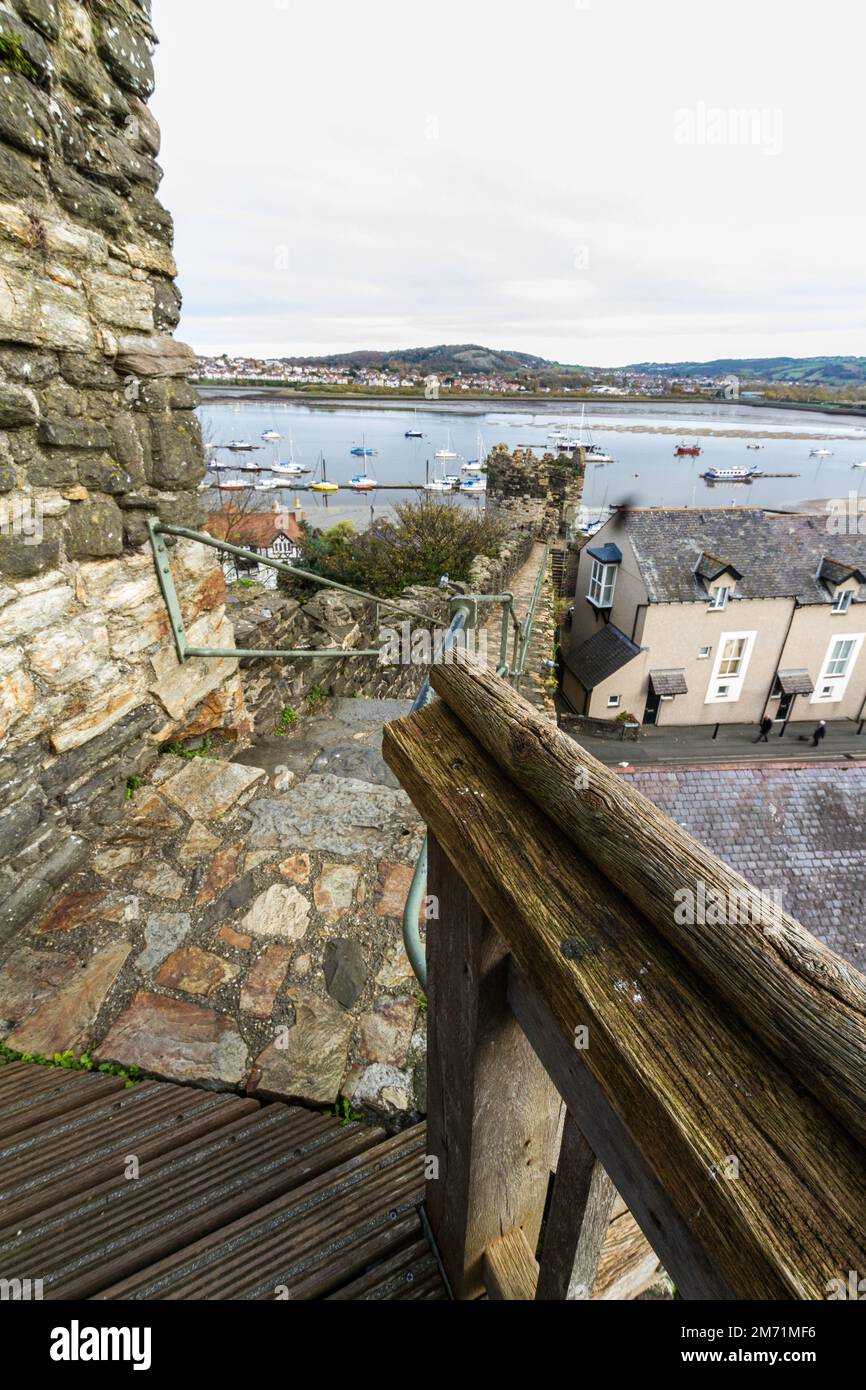 Conwy Town Mauern, oben auf der Mauer mit Blick auf das Meer. Teil des UNESCO-Weltkulturerbes, Wales, Großbritannien, Porträt Stockfoto