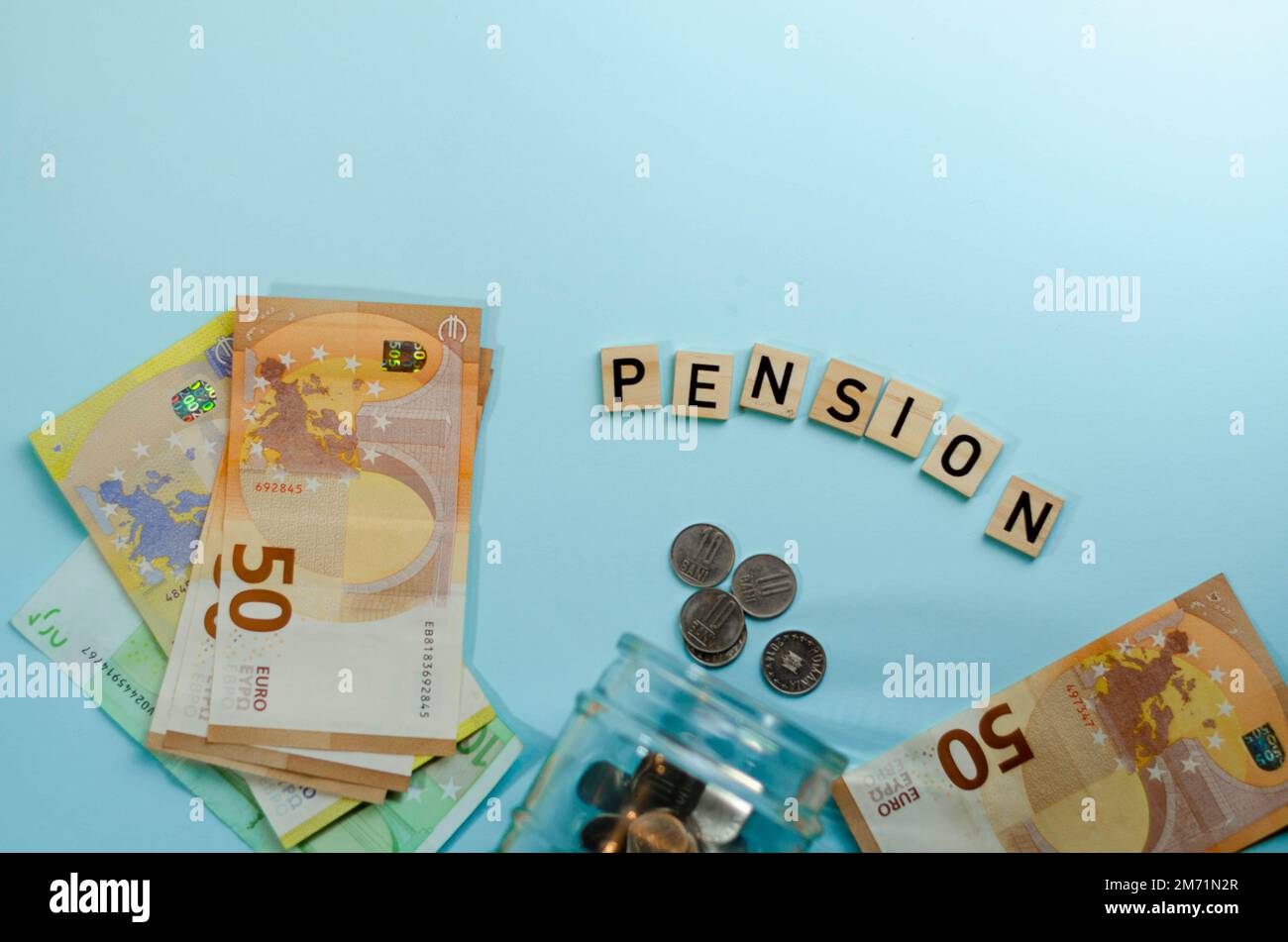 Rentenbegriff. Kürzung der Rentenzahlungen. Ruhestand. Finanzierung von Ruheständlern. Kürzung des Pensionsfonds. Die geringe Rentenhöhe. Armut Stockfoto