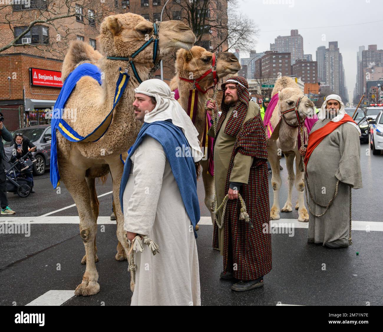 New York, USA. 6. Januar 2023. Die Teilnehmer führen die Kamele der 3 Weisen durch die Straßen von East Harlem während der 46. Jährlichen Three Kings Day Parade, die vom El Museo del Barrio organisiert wird. Die traditionelle spanische Feier fand erstmals seit Beginn der Coronavirus-Pandemie (COVID-19) persönlich statt. Das Thema für dieses Jahr war: „Entre Familia: Mental Health & Wellness of our Communities“ mit Schwerpunkt auf der Bedeutung von psychischer Gesundheit und Wellness. Kredit: Enrique Shore/Alamy Live News Stockfoto