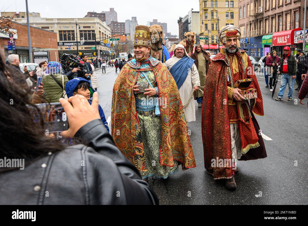 New York, USA. 6. Januar 2023. Die Weisen marschieren vor ihren Kamelen in East Harlem während der 46. Jährlichen Three Kings Day Parade, die von El Museo del Barrio organisiert wird. Die traditionelle spanische Feier fand erstmals seit Beginn der Coronavirus-Pandemie (COVID-19) persönlich statt. Das Thema für dieses Jahr war: „Entre Familia: Mental Health & Wellness of our Communities“ mit Schwerpunkt auf der Bedeutung von psychischer Gesundheit und Wellness. Kredit: Enrique Shore/Alamy Live News Stockfoto