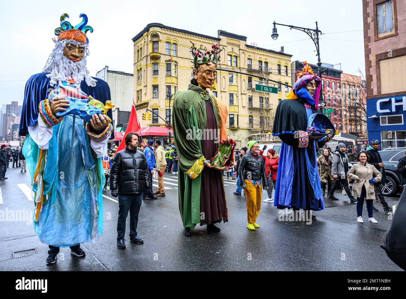 New York, USA. 6. Januar 2023. Riesenfiguren der 3 Weisen marschieren während der 46. Jährlichen Three Kings Day Parade, organisiert vom El Museo del Barrio, durch die Third Avenue. Die traditionelle spanische Feier fand erstmals seit Beginn der Coronavirus-Pandemie (COVID-19) persönlich statt. Das Thema für dieses Jahr war: „Entre Familia: Mental Health & Wellness of our Communities“ mit Schwerpunkt auf der Bedeutung von psychischer Gesundheit und Wellness. Kredit: Enrique Shore/Alamy Live News Stockfoto