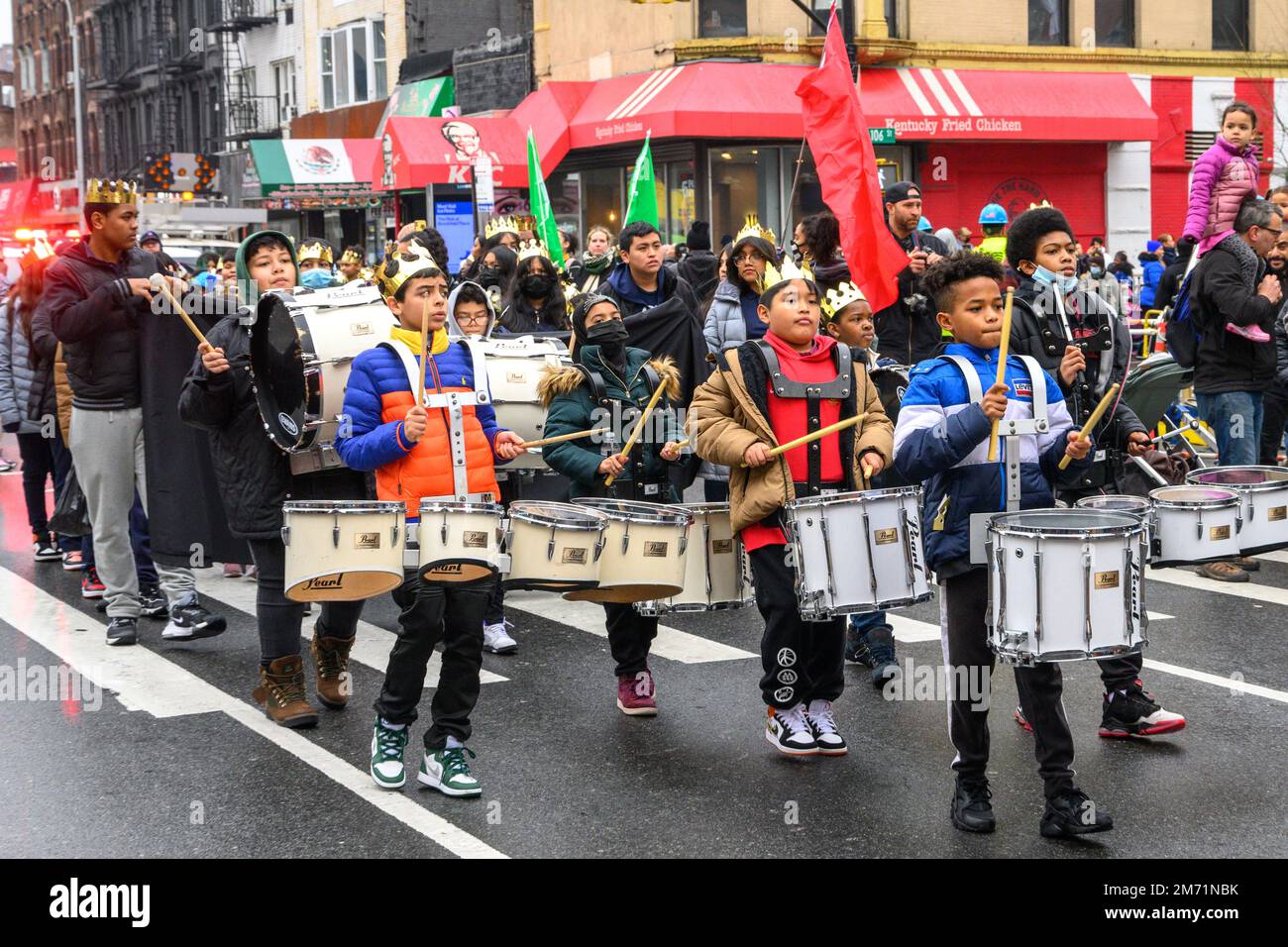 New York, USA. 6. Januar 2023. Eine Musikgruppe von Schulkindern marschiert während der 46. Jährlichen Three Kings Day Parade, die vom El Museo del Barrio organisiert wird, durch die Straßen von East Harlem. Die traditionelle spanische Feier fand erstmals seit Beginn der Coronavirus-Pandemie (COVID-19) persönlich statt. Das Thema für dieses Jahr war: „Entre Familia: Mental Health & Wellness of our Communities“ mit Schwerpunkt auf der Bedeutung von psychischer Gesundheit und Wellness. Kredit: Enrique Shore/Alamy Live News Stockfoto