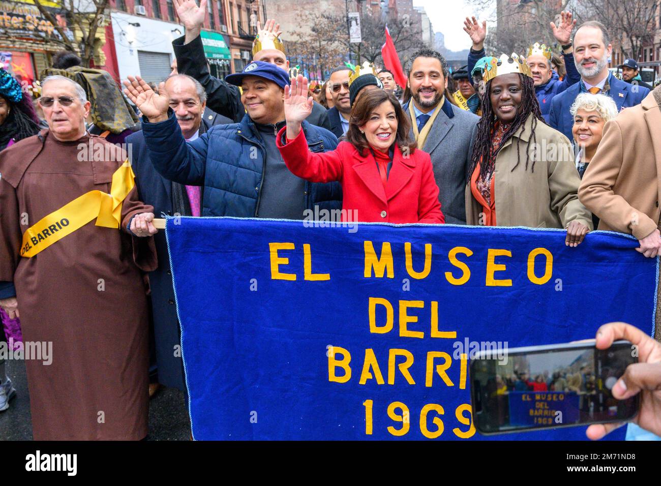 New York, USA. 6. Januar 2023. Die New Yorker Gouverneurin Kathy Hochul (C) winkt bei der Parade der alljährlichen Three Kings Day Parade 46. in East Harlem. Die traditionelle spanische Feier fand erstmals seit Beginn der Coronavirus-Pandemie (COVID-19) persönlich statt. Das Thema für dieses Jahr war: „Entre Familia: Mental Health & Wellness of our Communities“ mit Schwerpunkt auf der Bedeutung von psychischer Gesundheit und Wellness. Kredit: Enrique Shore/Alamy Live News Stockfoto
