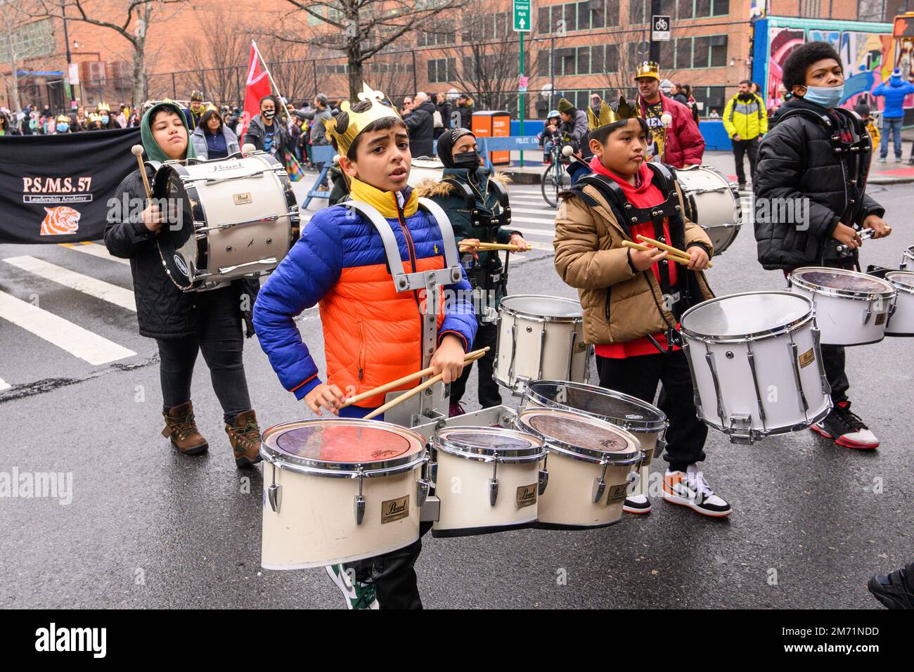 New York, USA. 6. Januar 2023. Eine Musikgruppe von Schulkindern marschiert während der alljährlichen Three Kings Day Parade 46. durch East Harlem, die von El Museo del Barrio organisiert wird. Die traditionelle spanische Feier fand erstmals seit Beginn der Coronavirus-Pandemie (COVID-19) persönlich statt. Das Thema für dieses Jahr war: „Entre Familia: Mental Health & Wellness of our Communities“ mit Schwerpunkt auf der Bedeutung von psychischer Gesundheit und Wellness. Kredit: Enrique Shore/Alamy Live News Stockfoto