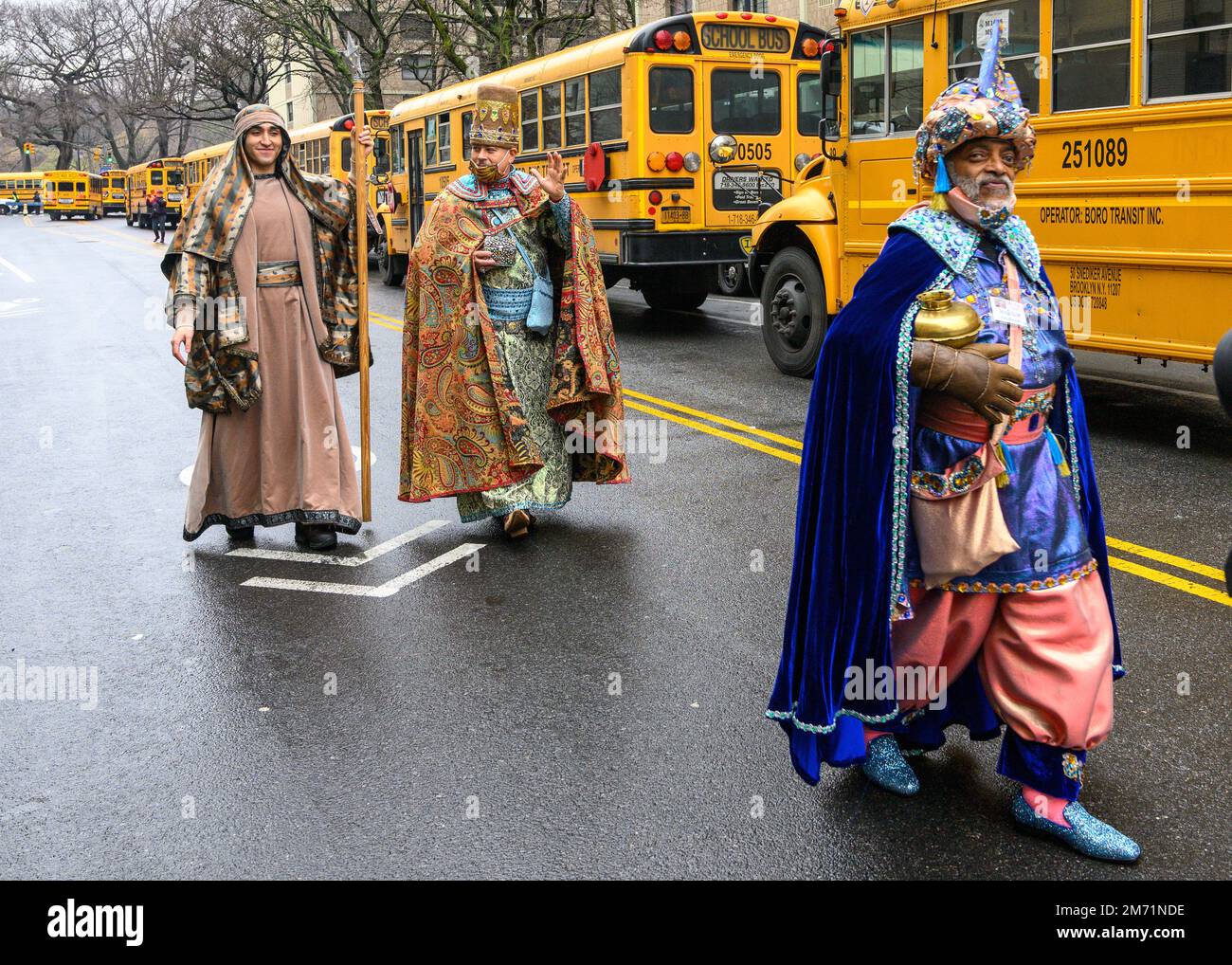 New York, USA. 6. Januar 2023. Teilnehmer, die als die 3 Weisen gekleidet sind, kommen während der 46. Jährlichen Three Kings Day Parade, die vom El Museo del Barrio organisiert wird, in East Harlem an. Die traditionelle spanische Feier fand erstmals seit Beginn der Coronavirus-Pandemie (COVID-19) persönlich statt. Das Thema für dieses Jahr war: „Entre Familia: Mental Health & Wellness of our Communities“ mit Schwerpunkt auf der Bedeutung von psychischer Gesundheit und Wellness. Kredit: Enrique Shore/Alamy Live News Stockfoto