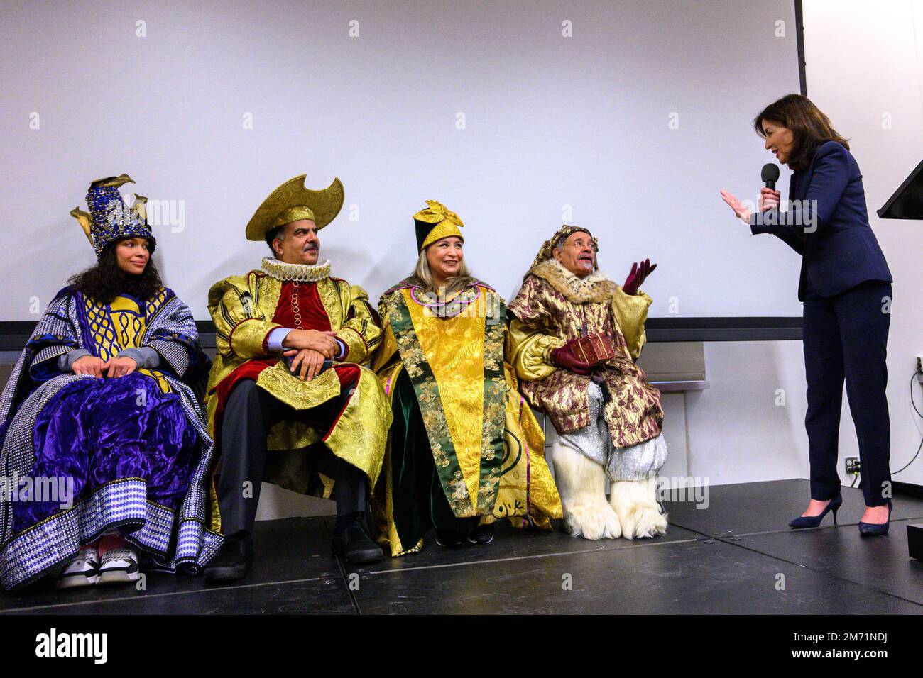 New York, USA. 6. Januar 2023. Kathy Hochul, Gouverneur des Bundesstaates New York, spricht mit Organisatoren der alljährlichen Three Kings Day Parade 46. im El Museo del Barrio. Die traditionelle spanische Feier fand erstmals seit Beginn der Coronavirus-Pandemie (COVID-19) persönlich statt. Das Thema für dieses Jahr war: „Entre Familia: Mental Health & Wellness of our Communities“ mit Schwerpunkt auf der Bedeutung von psychischer Gesundheit und Wellness. Kredit: Enrique Shore/Alamy Live News Stockfoto