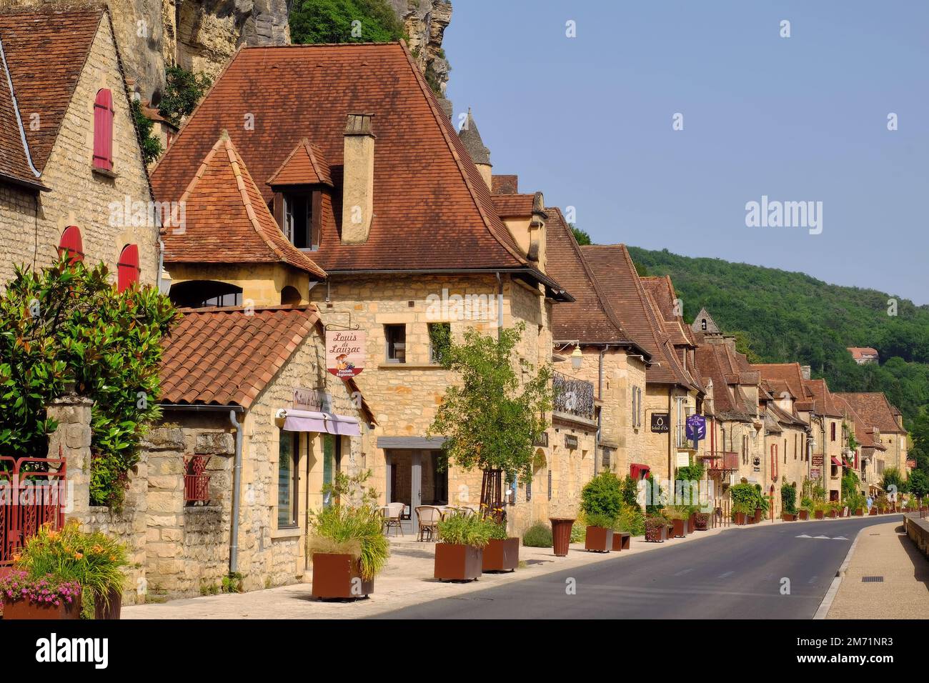 Roque Gageac: Traditionelle Steingebäude entlang der Dordogne, die kurz vor Sonnenuntergang in La Roque Gageac, Perigord, Aquitanien, Frankreich glühen Stockfoto