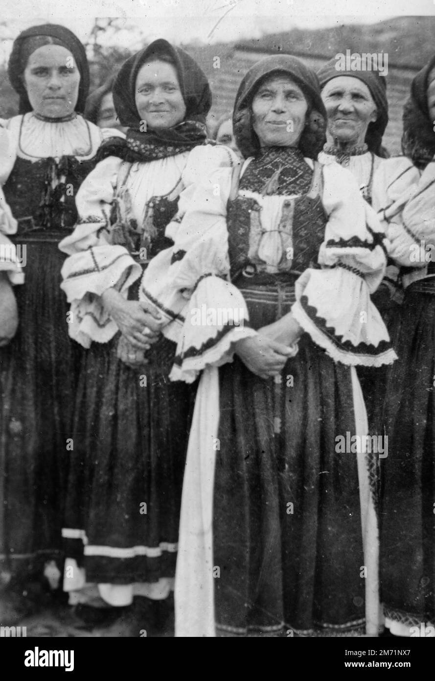 Ehrenamtliche Mitarbeiter in Rumänien. Eine Gruppe rumänischer Bauern, die dem amerikanischen Roten Kreuz in Bukarest freiwillig ihre Dienste leisteten, um Kleidung für die Armen in den verwüsteten Gebieten herzustellen. Eine der bewundernswertesten Eigenschaften dieser einfachen Pauntry-Leute ist die Fähigkeit, ihren weniger glücklichen Schwestern in der zerstörten Landschaft zu helfen. Die einzige Retoure, die sie brauchten, war ein wenig Kerosinöl, damit sie nachts arbeiten konnten, und das Rote Kreuz konnte sie problemlos im Januar 1920 zur Verfügung stellen Stockfoto