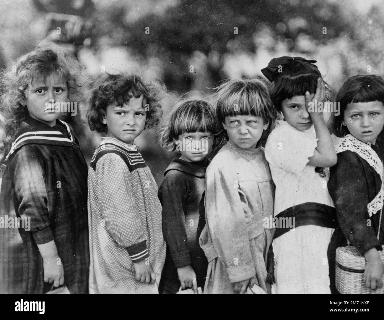 Typen aus der Kinderrationslinie in einer der amerikanischen Relaisstationen des Roten Kreuzes in Bukarest, Rumänien, August 1919 Stockfoto