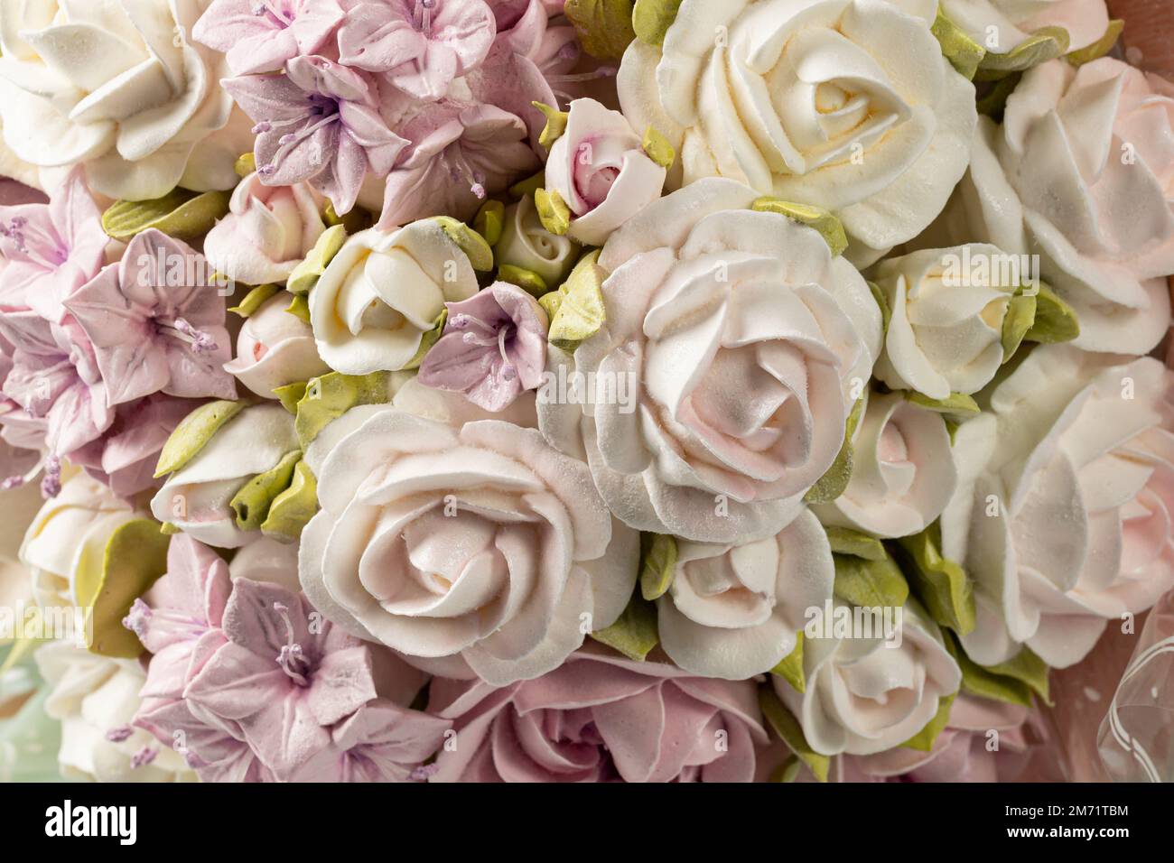 Zephyr-Blumenstrauß in einer Geschenkbox auf hellem Hintergrund. Stockfoto
