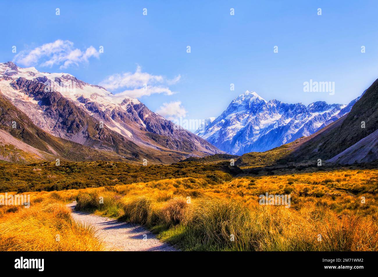 Wanderweg im Hooker-Tal zum fernen Mt. Cook in den schneebedeckten Bergbergen Neuseelands. Stockfoto