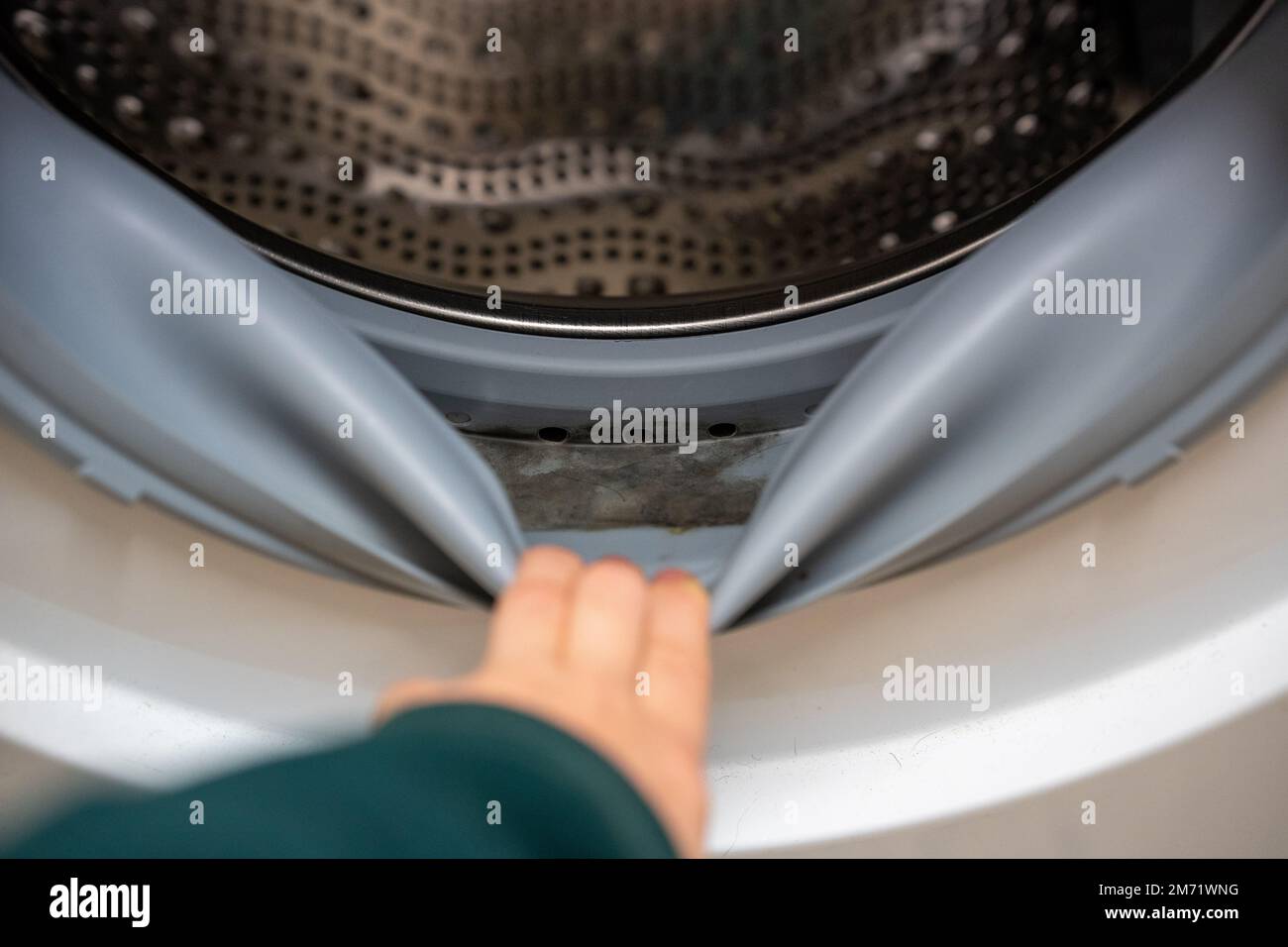 Schimmel im Gummi um die Waschmaschine herum, schlechter Geruch. Schimmel  in Gummidichtung in einer Waschmaschine. Verschmutztes, schimmeliges  Dichtungsgummi der Waschmaschine Stockfotografie - Alamy