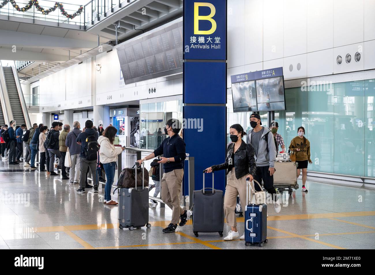 Hongkong, China. 06. Januar 2023. Passagiere verlassen die Ankunftshalle am internationalen Flughafen Chek Lap Kok in Hongkong. Besucher in Hongkong müssten sich nicht mehr der medizinischen Überwachung von Covid (Covid-19) „0 3“ unterziehen, nachdem die Regierung die Reisebeschränkungen beendet hatte. (Foto: Sebastian Ng/SOPA Images/Sipa USA) Guthaben: SIPA USA/Alamy Live News Stockfoto