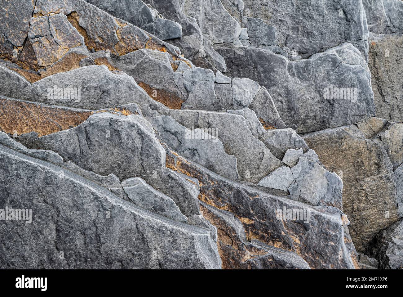 Nahaufnahme von geschichteten schieferartigen Strukturen vulkanischen Basaltgesteins am Strand von Djúpalónssandur, Snæfellsnes, Island Stockfoto
