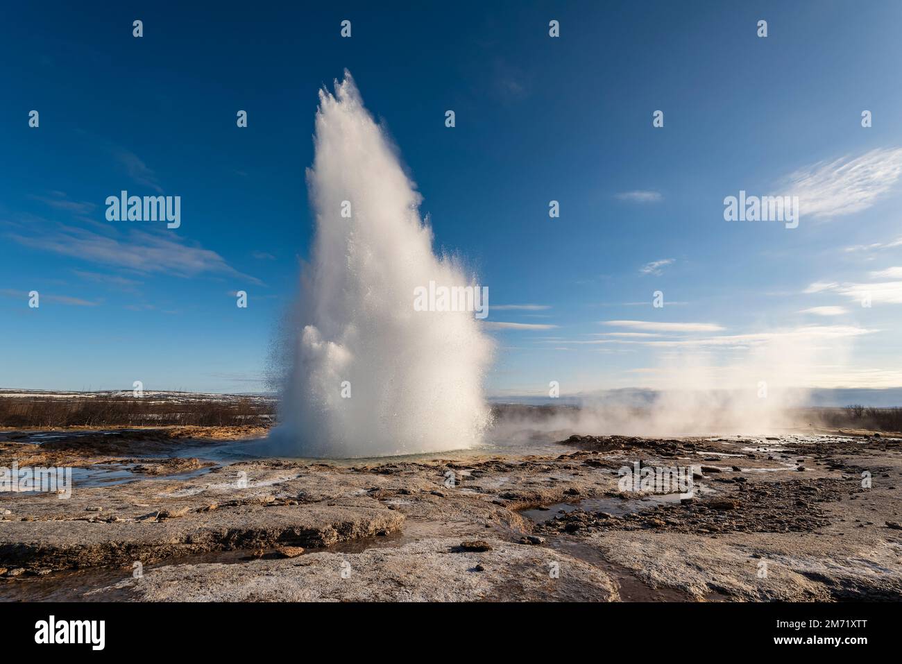 Schöner Ausbruch des Strokkur Geysirs, weniger bekannt, aber aktiver als der berühmtere Geysir, Haukadalur-Tal, Golden Circle Route, Island Stockfoto