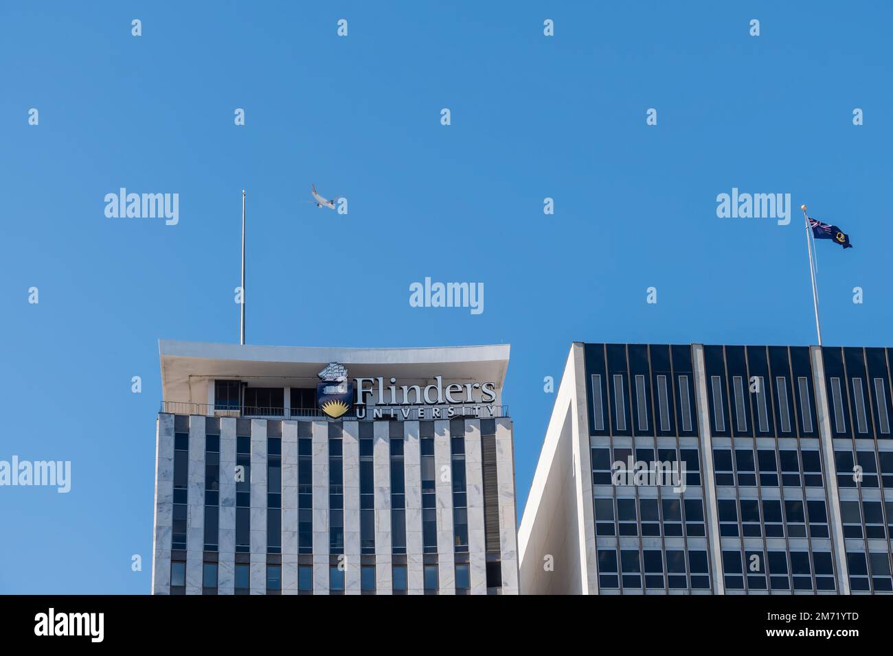 Adelaide, Südaustralien - 23. August 2019: Flinders University Building vom Victoria Square im Geschäftsviertel von Adelaide aus gesehen Stockfoto