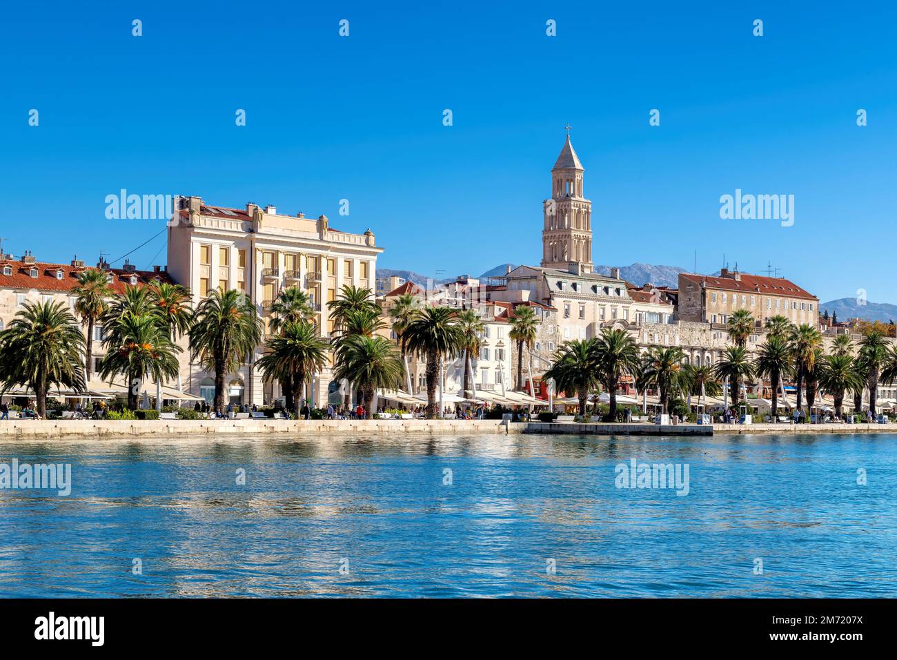 Wunderschöner Blick auf den Ufer der Altstadt von Split an einem sonnigen Tag, Split, Dalmatien, Kroatien Stockfoto