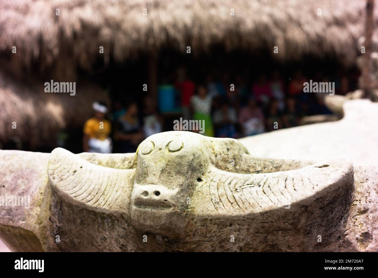 Buffalo, eine Hauptquelle des Reichtums, ist in einen Stein im Dorfzentrum gehauen. Stockfoto