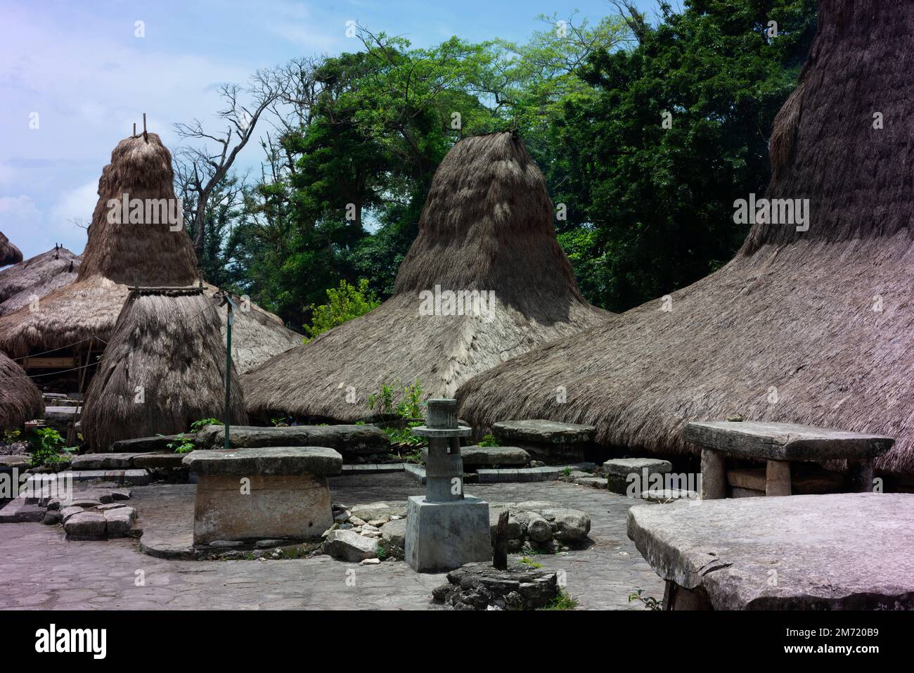 Traditionelle Häuser und symbolische Steinstände in diesem subanesischen Dorf. Stockfoto