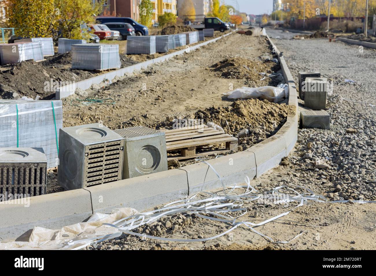 Für den Bau von Straßenbauarbeiten ist als Teil der Installation eines Regenwasserentwässerungssystems ein gut betonierter Boden erforderlich Stockfoto