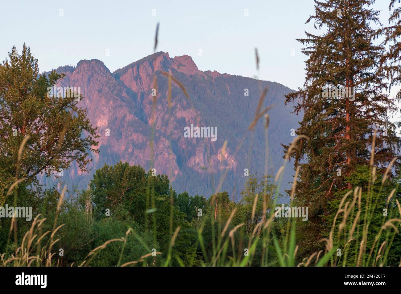 Der Mount Si leuchtet im abendlichen Sommersonnenlicht in North Bend, Washington, USA. Stockfoto