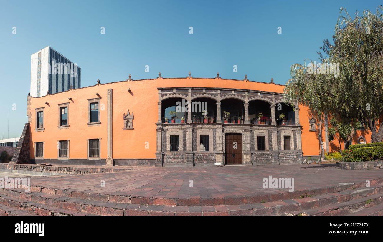 Haupteingang des Blaisten Collection Museums mit dem Universitätsturm im Hintergrund, keine Menschen Stockfoto