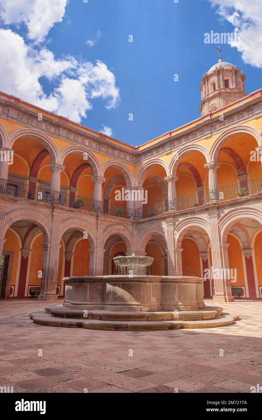 Queretaro, Queretaro, 11 29 22, zentraler Innenhof mit funktionierendem Brunnen im regionalen Museum mit antiker spanischer Architektur Stockfoto