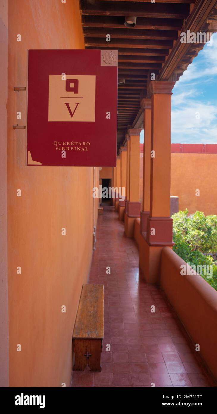 Queretaro, Queretaro, 11 29 22, Viceroyalty Queretaro Poster, in einem Korridor mit Terrasse im Inneren des regionalen Museums Querétaro Stockfoto