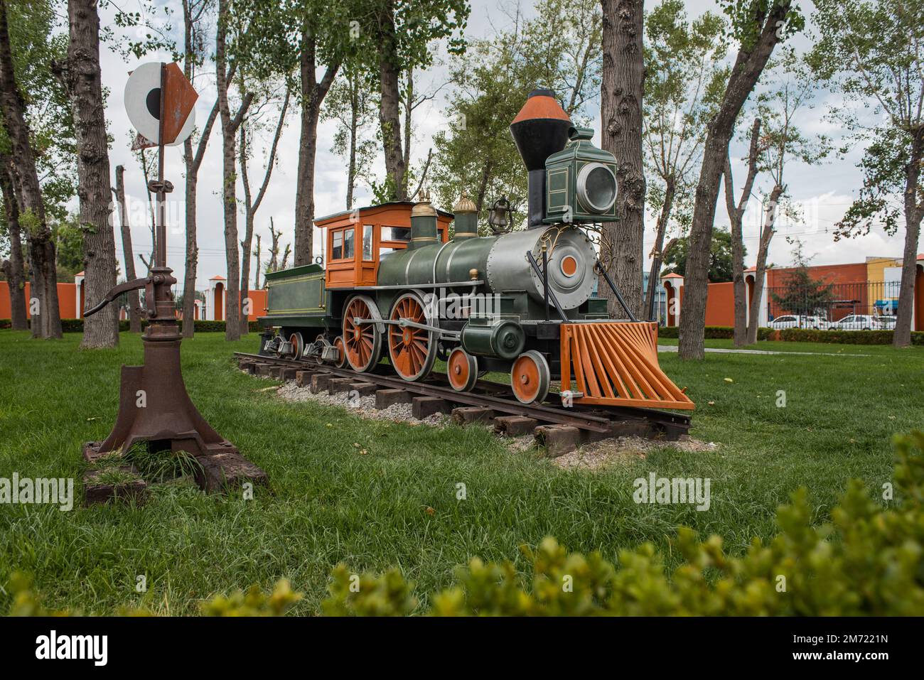 Miniaturmodell grün mit orangefarbenem Gartenschmuck am Sommertag, keine Menschen Stockfoto