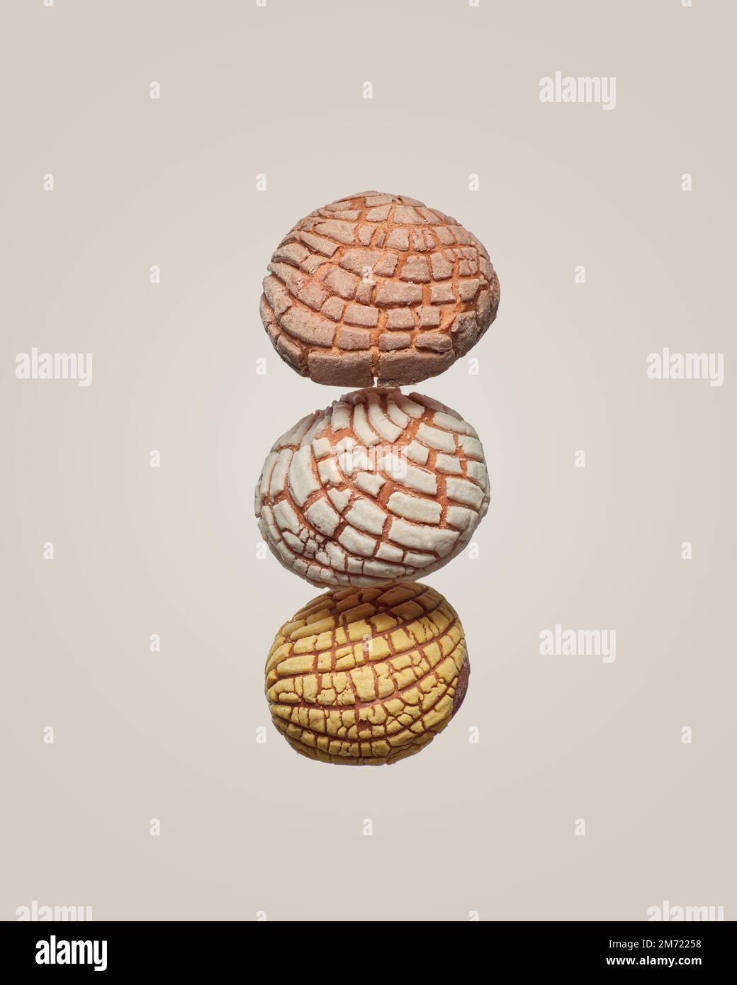 Köstliche mexikanische Muscheln, hausgemachtes Brot in drei Geschmacksrichtungen, Schokolade, Zucker und Vanille, fliegend im minimalistischen Hintergrund, keine Menschen Stockfoto