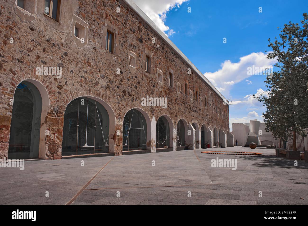 Santiago de Queretaro, Queretaro, Mexiko, 09 07 22, Haupteingang des MACQ queretaro Museum für zeitgenössische Kunst an einem sonnigen Tag mit blauem Himmel Stockfoto