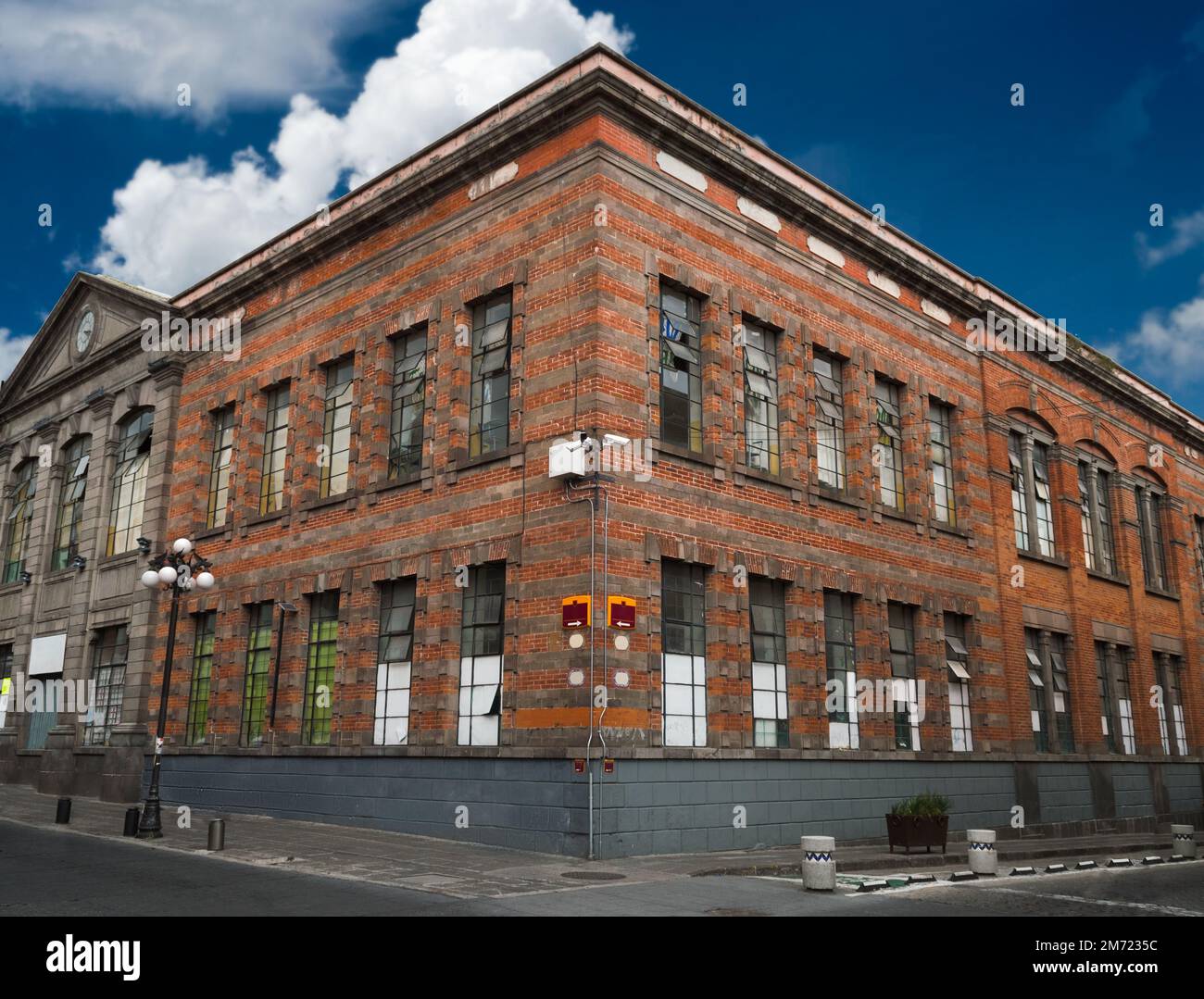 Kreuzung im Zentrum von puebla, Touristenviertel der Stadt ohne Menschen, blauer Himmel, historische Gegend, keine Menschen Stockfoto