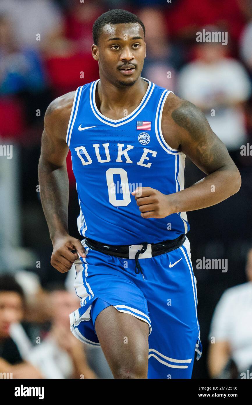 Duke Blue Devils Forward Dariq Whitehead (0) schaut auf das Basketballspiel des NCAA College zwischen den Duke Blue Devils und dem NC State Wolfpack in der PNC Arena am Samstag, den 4. Januar 2023 in Raleigh, NC. Jacob Kupferman/CSM Stockfoto Duke Blue Devils Forward Dariq Whitehead (0) schaut auf das Basketballspiel des NCAA College zwischen den Duke Blue Devils und dem NC State Wolfpack in der PNC Arena am Samstag, den 4. Januar 2023 in Raleigh, NC. Jacob Kupferman/CSM Stockfoto