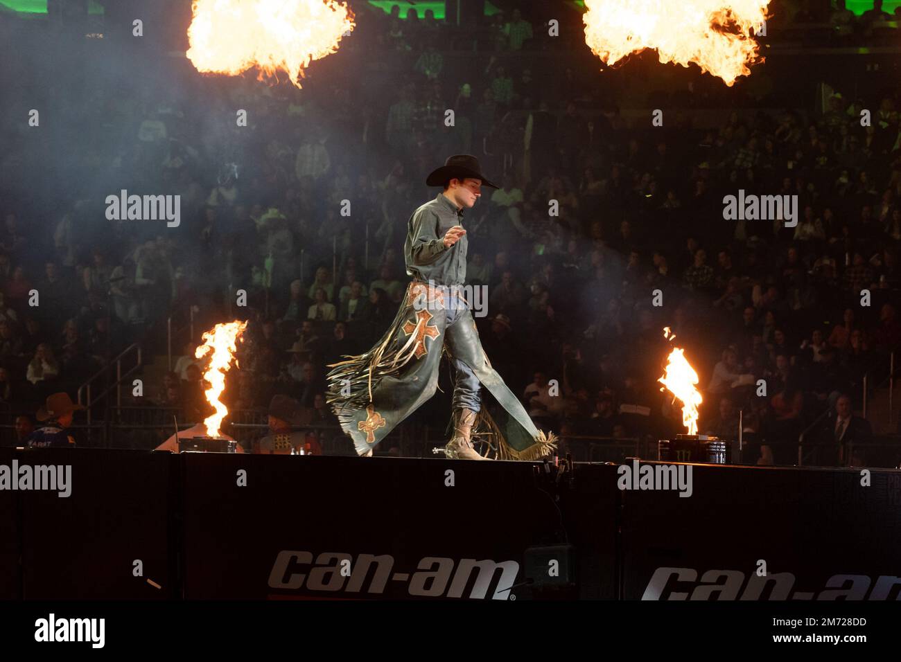 New York, New York, USA. 6. Januar 2023. Professionelle Bull Rider's stehen bei den Eröffnungszeremonien des PBR im Madison Square Garden in New York im Mittelpunkt. Es gibt 40 Bullenreiter, die an der Veranstaltung teilnehmen. (Kreditbild: © Brian Branch Price/ZUMA Press Wire) Kredit: ZUMA Press, Inc./Alamy Live News Stockfoto