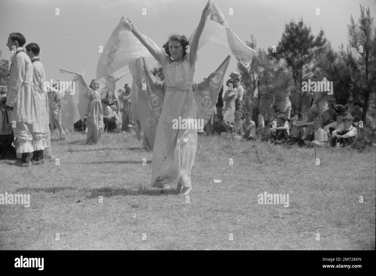 Frauen und Mädchen tanzen beim Mai-Wettbewerb in Siloam, Greene County, Georgia. Delano, Jack, Fotograf. Ca. 1941 (LOC) Stockfoto